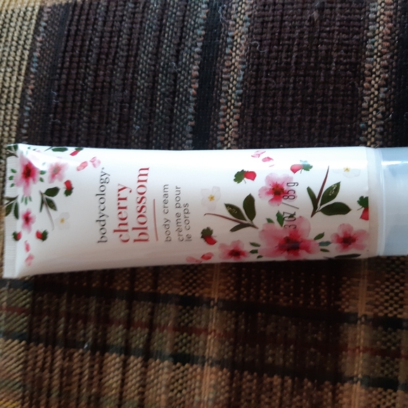 Ipsy bag with four items - Picture 2 of 6